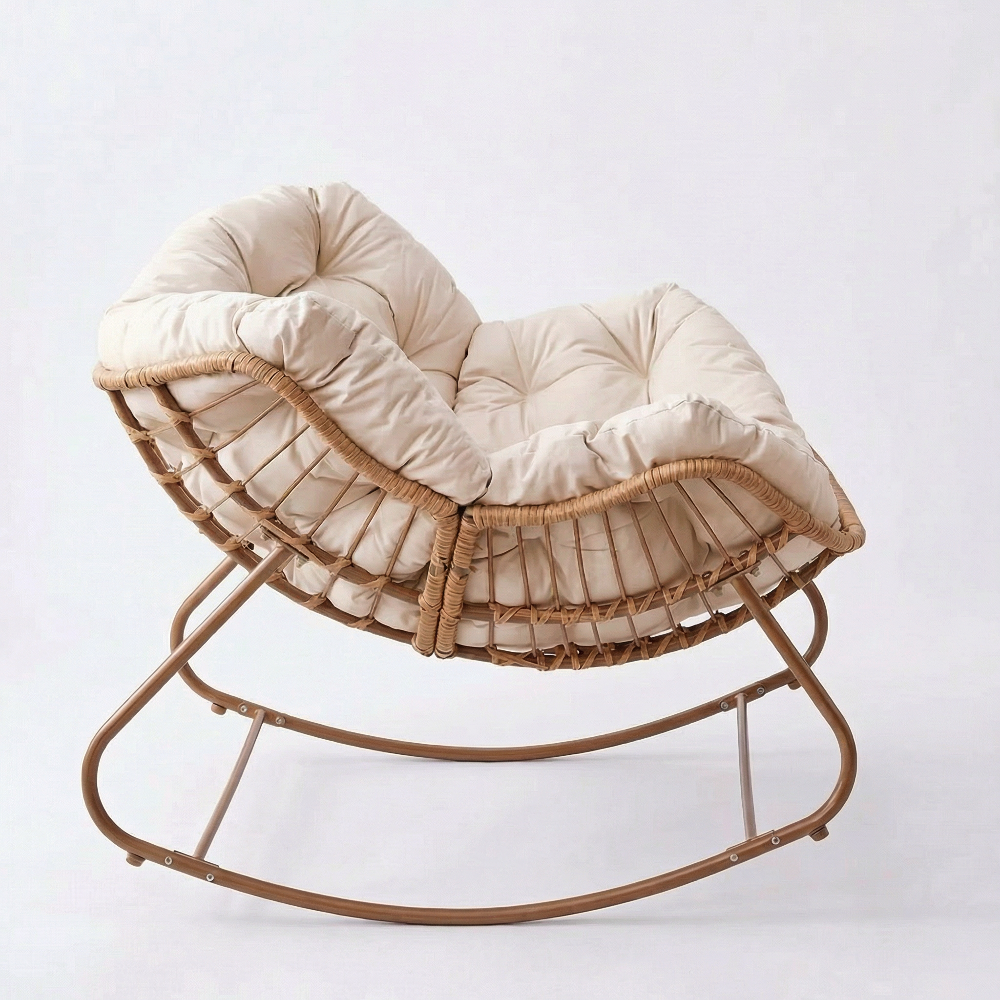 Cadeira de Balanço Nut Chair em Rattan Estrutura Robusta e Almofada Removível
